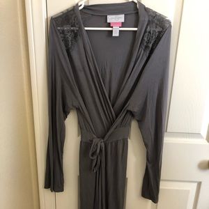 Jessica Simpson, XL nursing robe